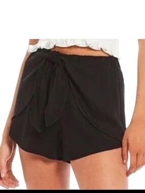 Gianni Bini Black Mock Tie-Front Skort Shorts. Sz. L . Figure flattering . NWT